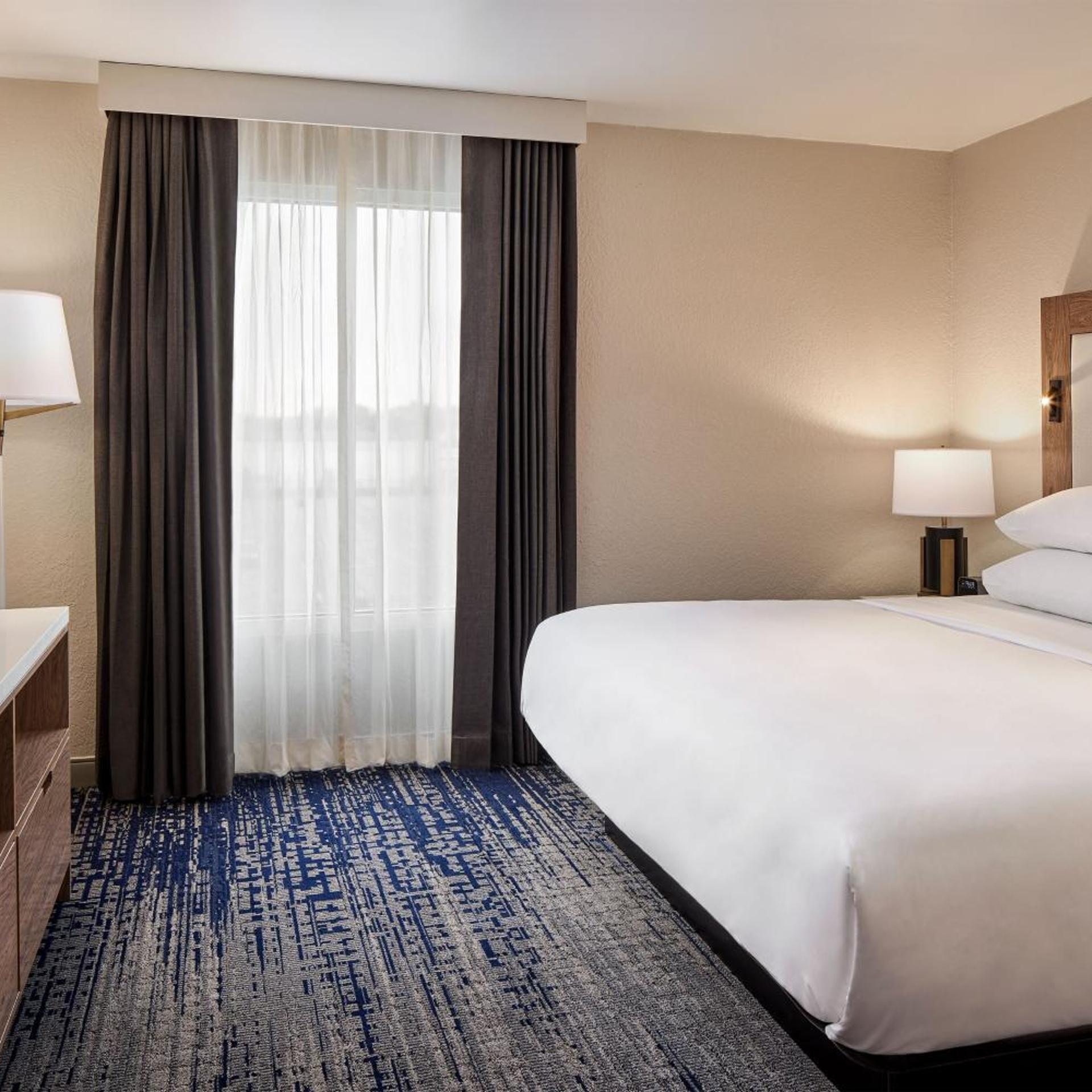 Guest Room, King Bed, Sofa, Club Floor