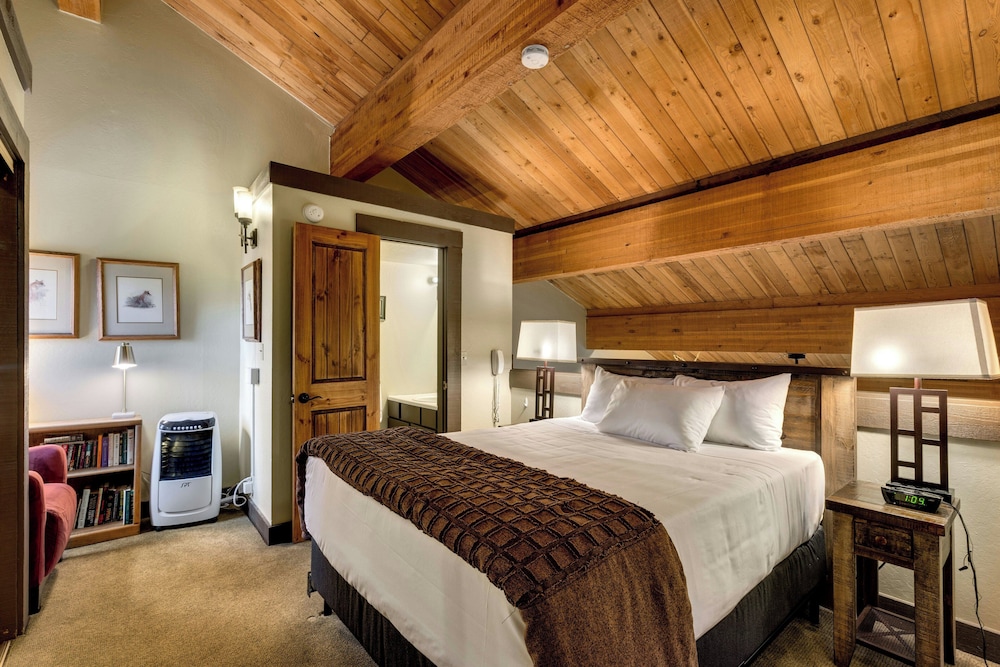 Village, Loft, Queen Bed, North Wing