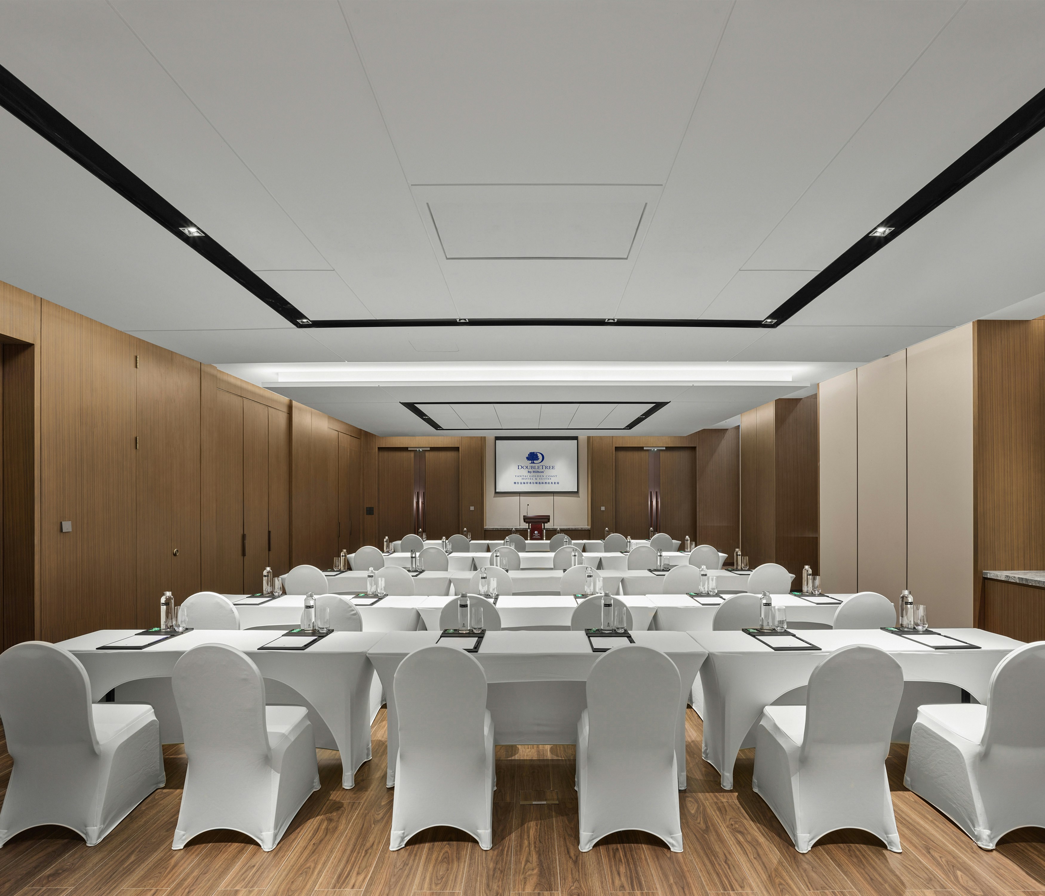 DoubleTree by Hilton Yantai Golden Coast Hotel and Suites 50/57