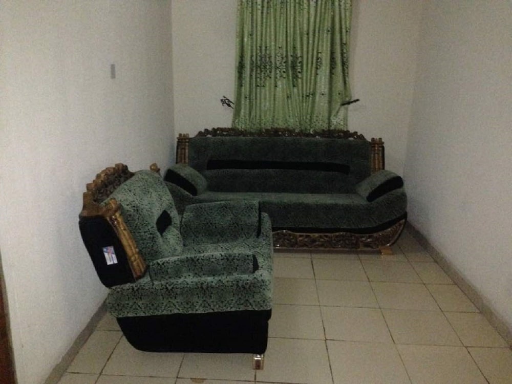 Ekulu Green Guest House 8/12