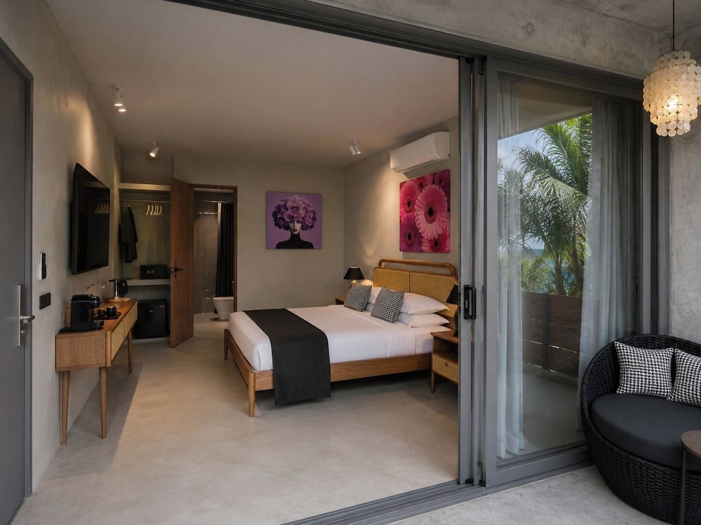 Deluxe, Bungalow, Double Bed, Pool Side