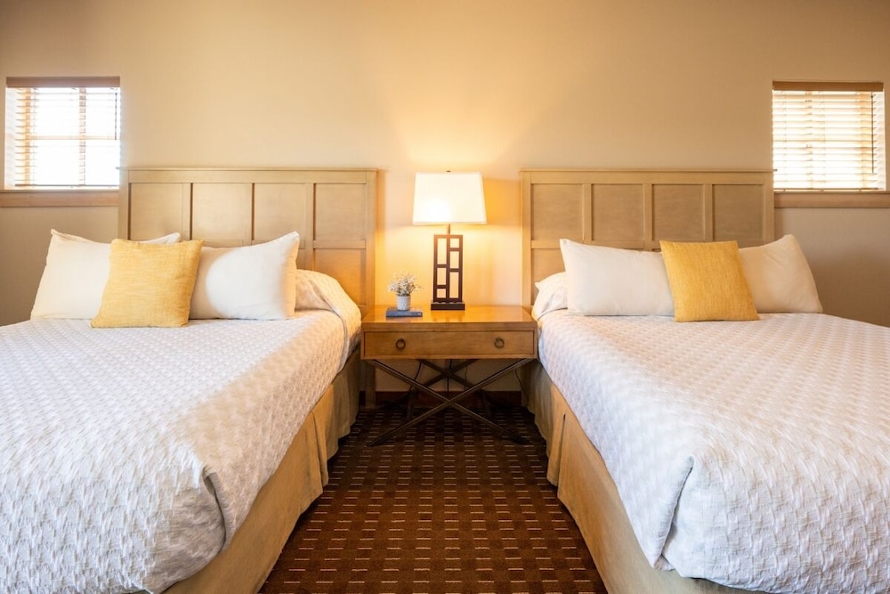 Lodge, 2 Queen Beds, Bathtub