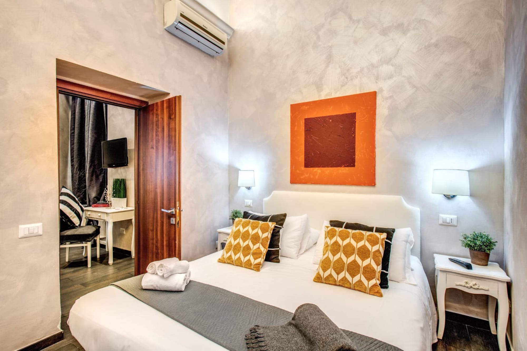 ROOM, TRIPLE