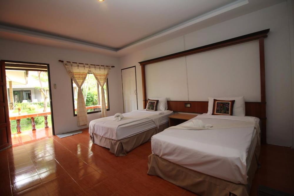 Lanta Nice Beach Resort 12/69