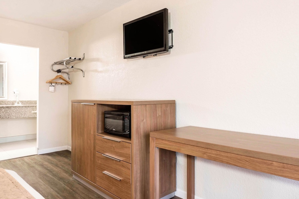 Rodeway Inn and Suites Fort Lauderdale Airport and Cruise Port 41/50