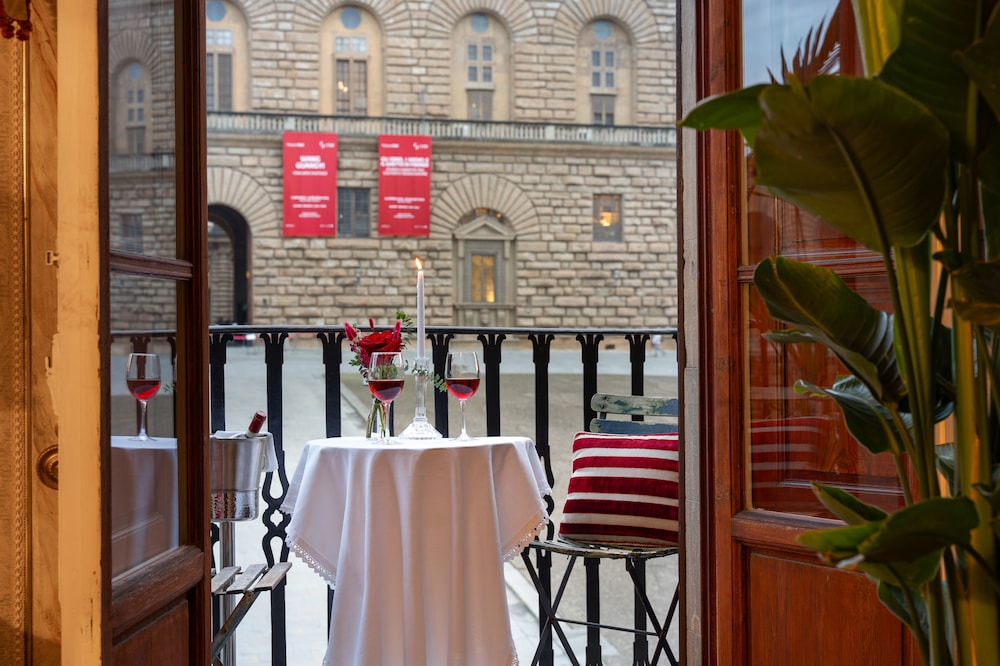 Piazza Pitti Palace 4/50