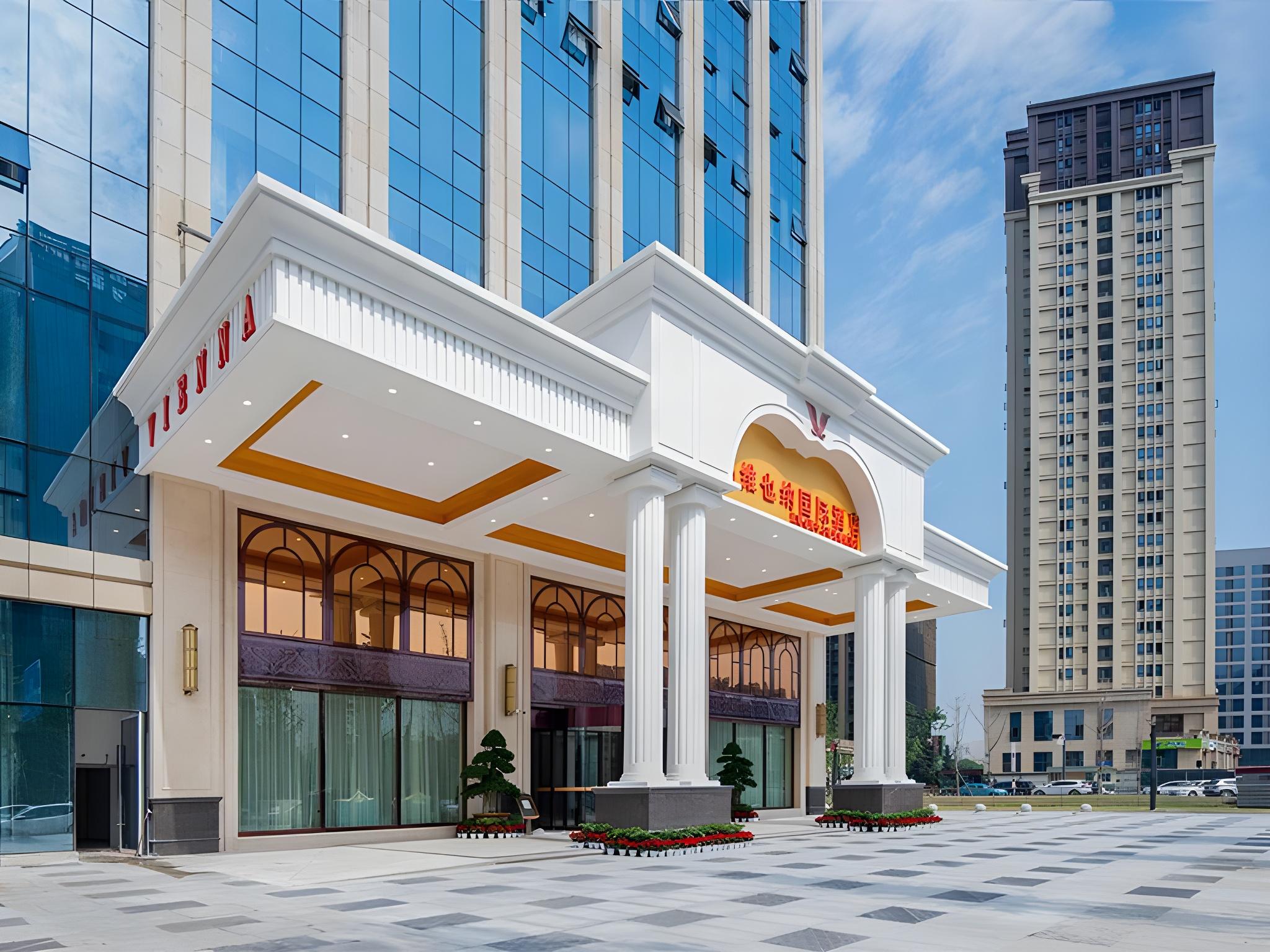 Vienna International Hotel (Chengdu Convention and Exhibition Center, Qilong Metro Station) 4/26