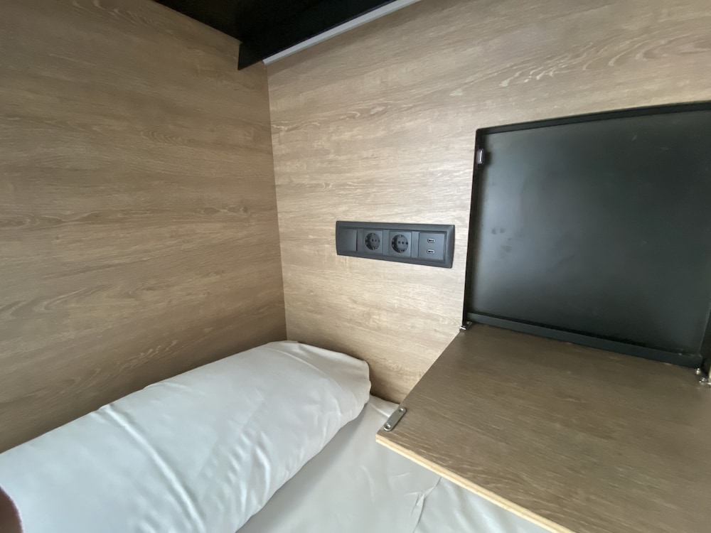 Madvibes Hostel 20/60