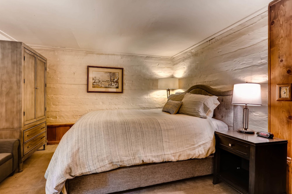 Petite, Suite, Queen and Twin Beds، Ski Tip Lodge 4/9