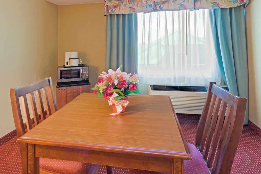 Holiday Inn Express Irwin (PA TPK Exit 67) 18/24