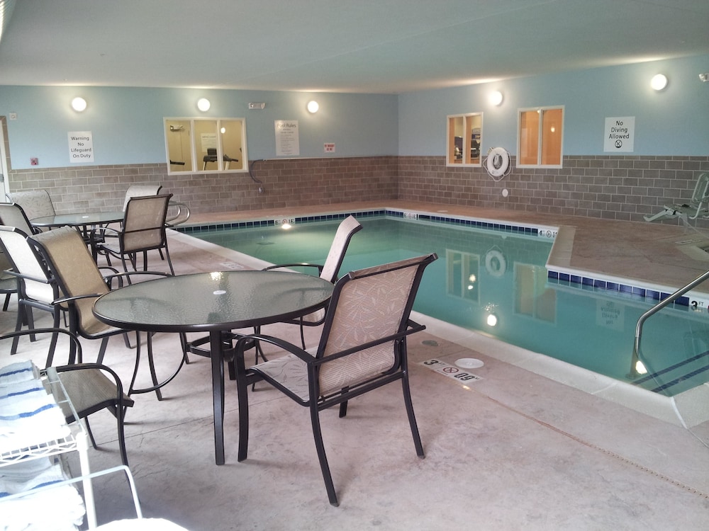 HOLIDAY INN EXPRESS HOTEL & SUITES ALBERT LEA - I-35 48/59