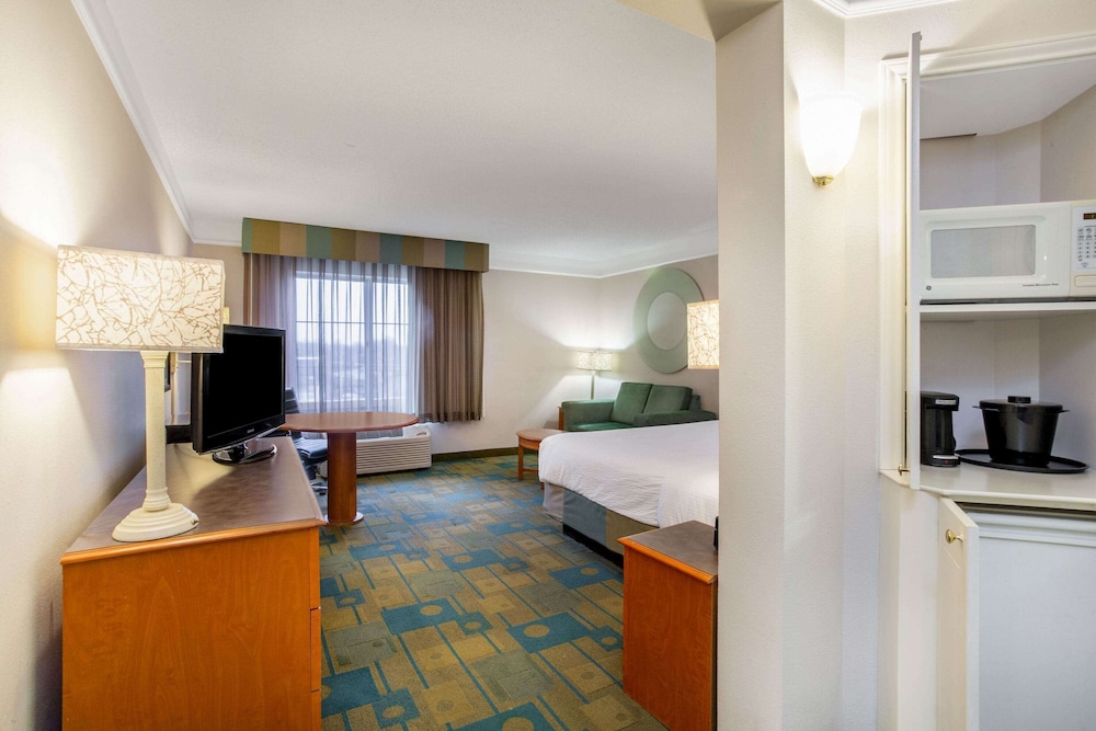 La Quinta Inn & Suites by Wyndham Greensboro NC 36/55