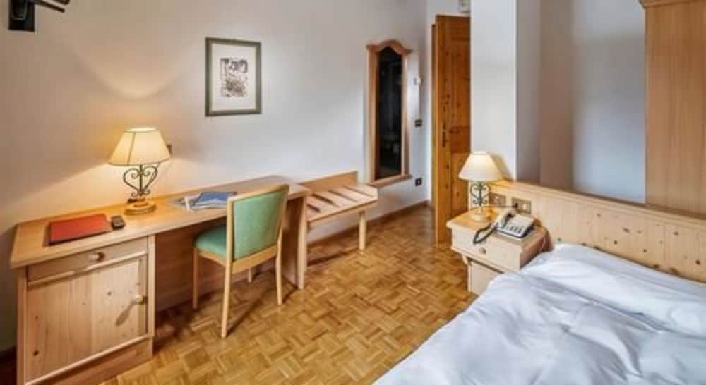 ROOM, DOUBLE BED