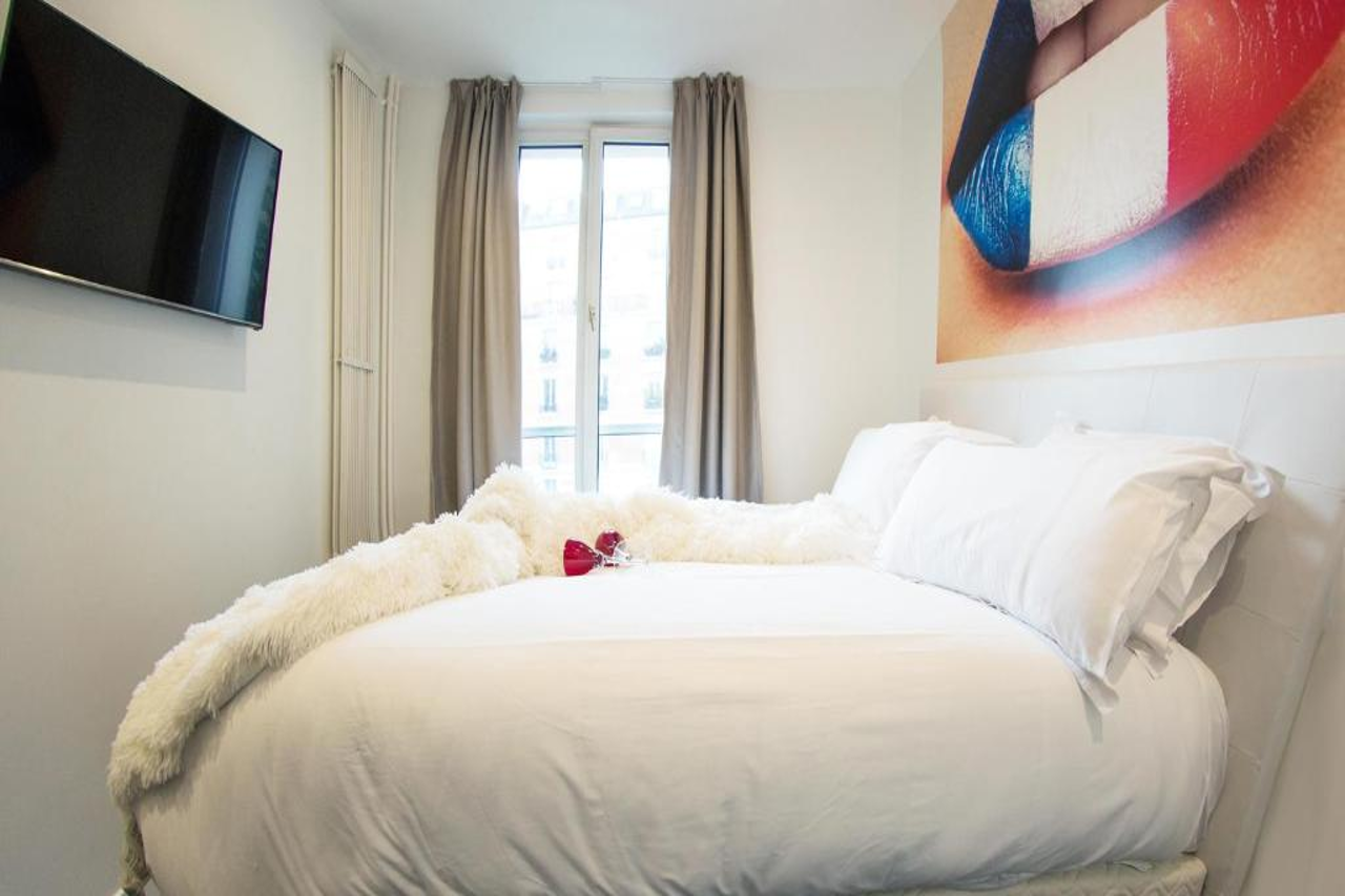 Glam's Hotel 5/12