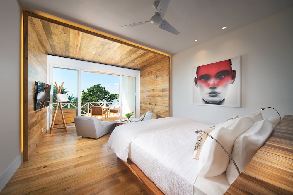 DELUXE, KING BED, OCEAN VIEW