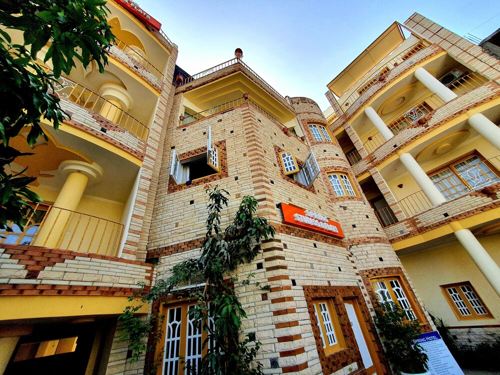 555 Studios & Flats 2/50
