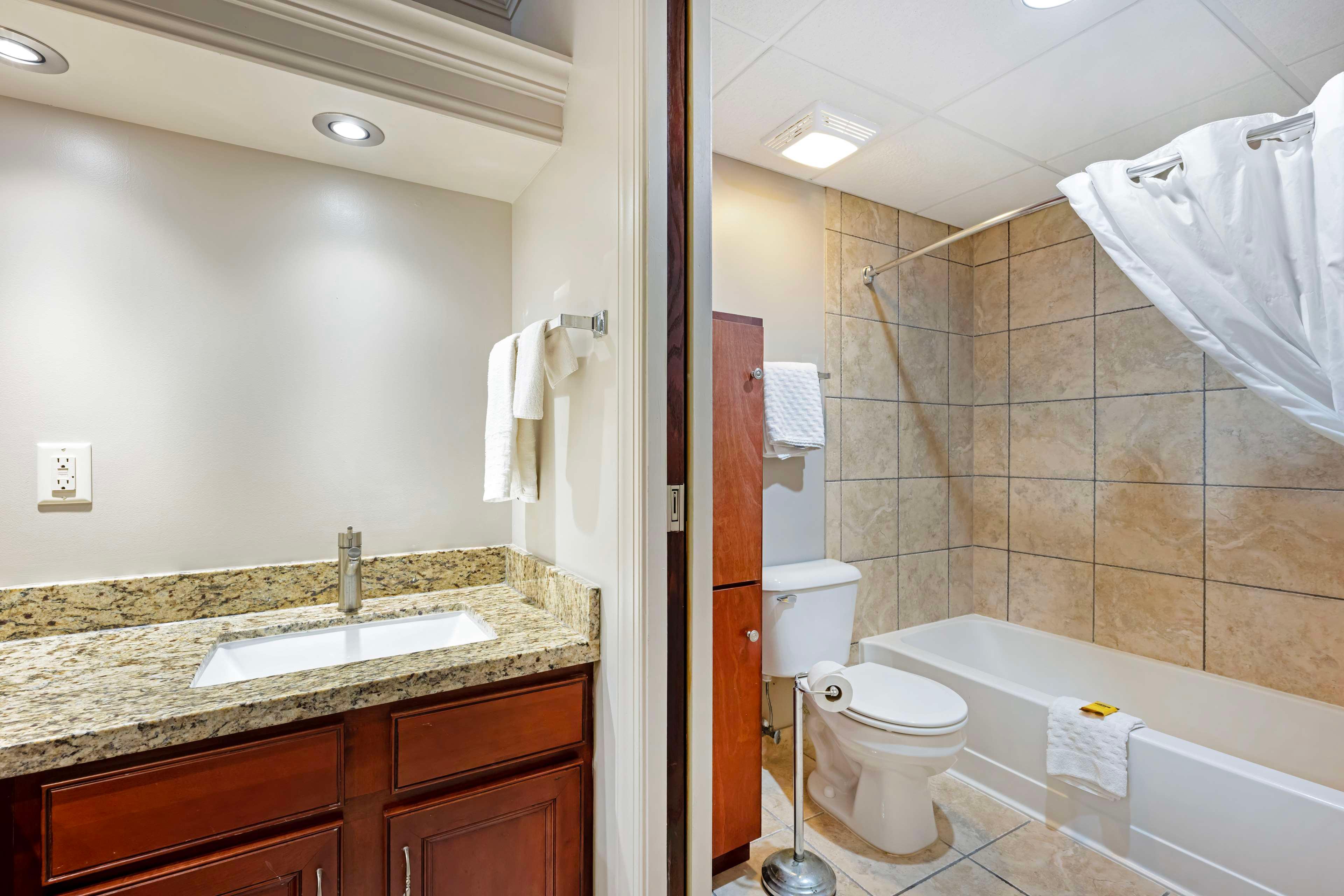 شقة بسرير كينج وسرير كوين بغرفتي نوم مع أريكة بمنطقة جلوس بمطبخ، Best Western Plus Mid Nebraska Inn & Suites 7/10