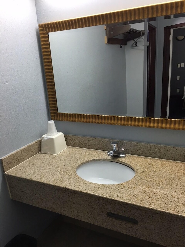 Hollywood Palms Inns & Suites 47/56