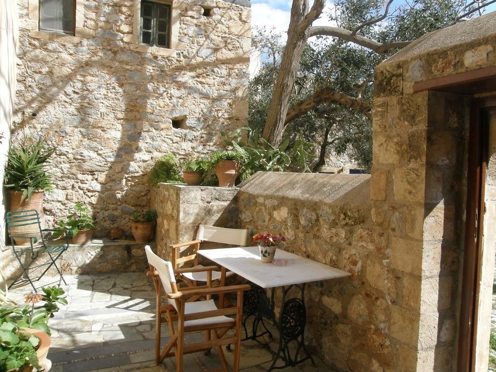 Dorovinis Monemvasia Castlehouses 6/45