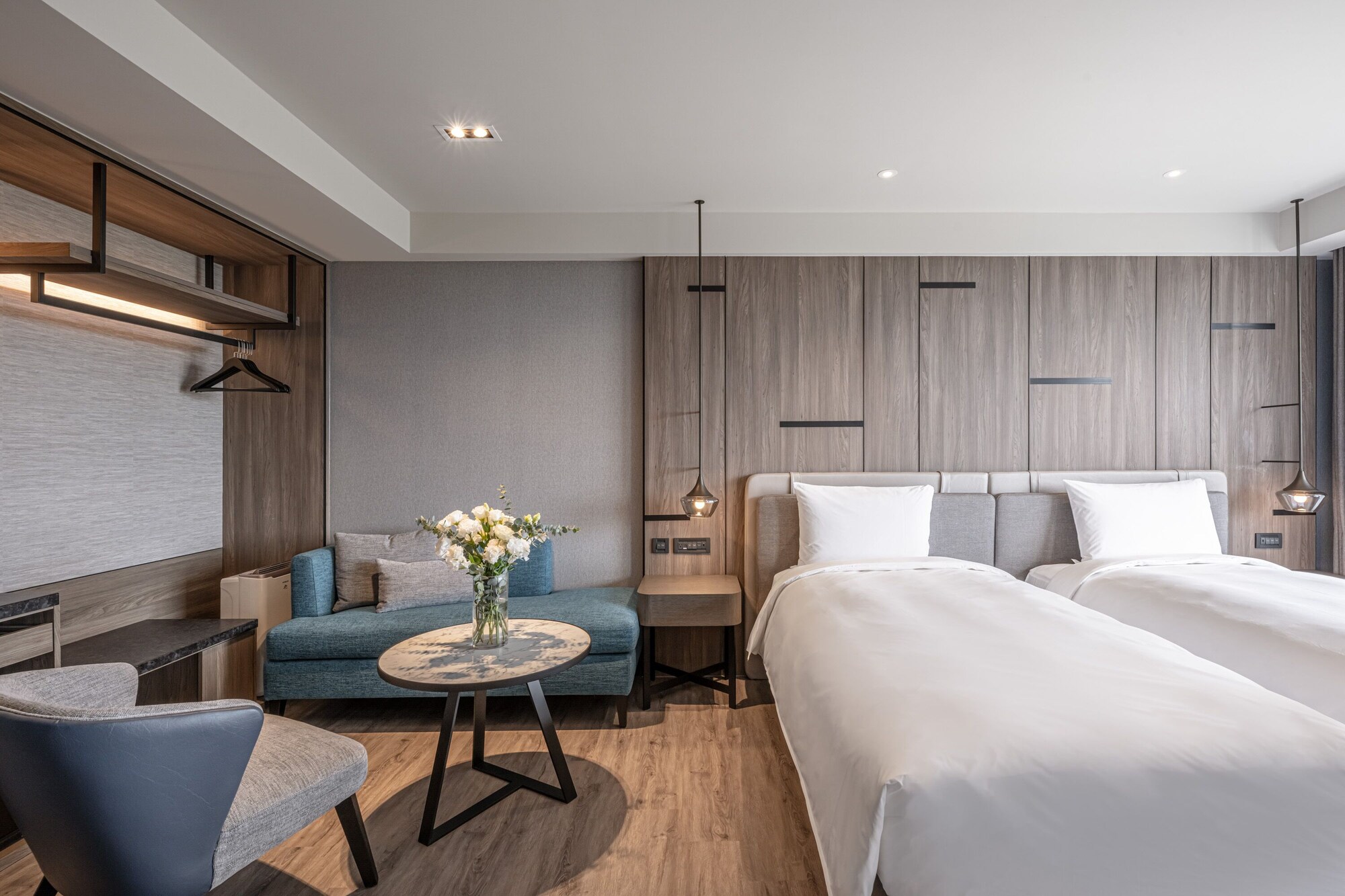 Deluxe, Twin Beds, Building