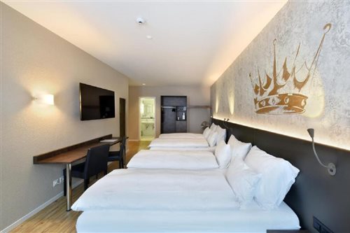 ROOM, QUADRUPLE