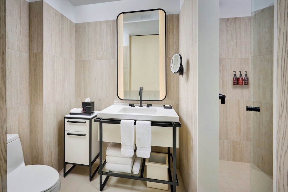 Studio, King Bed, Lake View, The Pearle Hotel & Spa, Autograph Collection 8/9