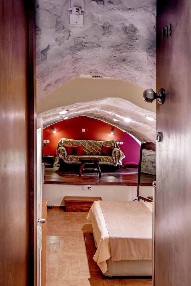 Leo Hotel 28/50