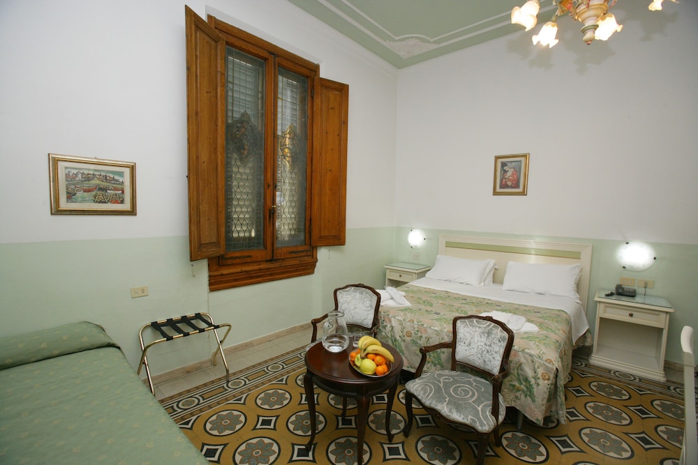 Hotel Desiree 50/62