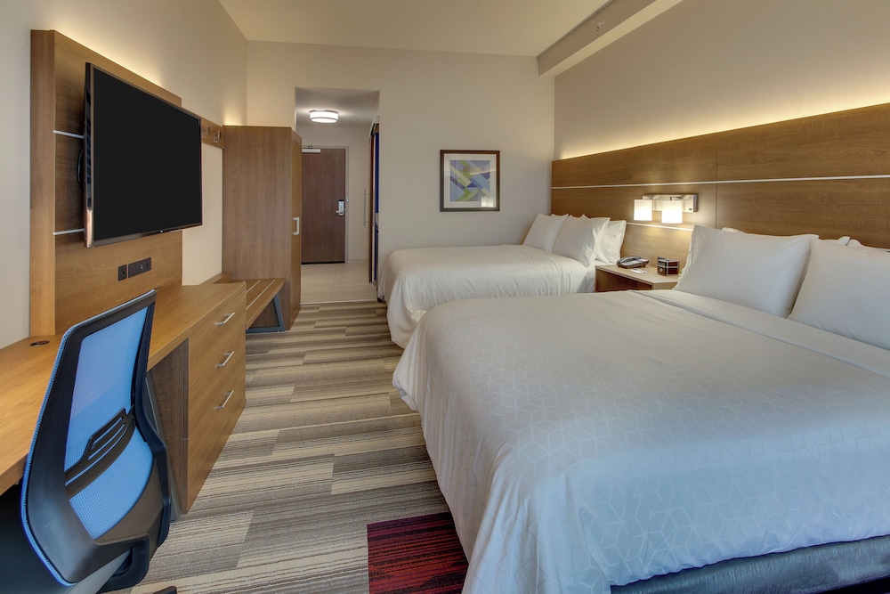 Standard, 2 Queen Beds, Extra Floor Space, Holiday Inn Express & Suites Nashville Metrocenter Downtown 4/6
