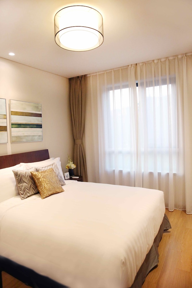 Green Court Place Jin Qiao Middle Ring Shanghai 8/50