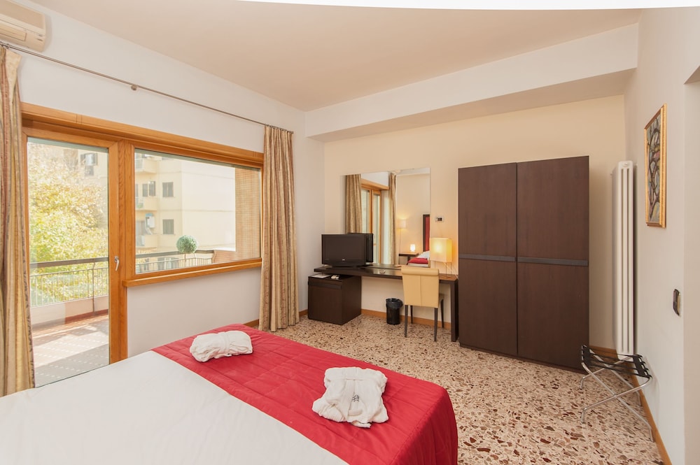 Hotel Piazza Marconi 20/35