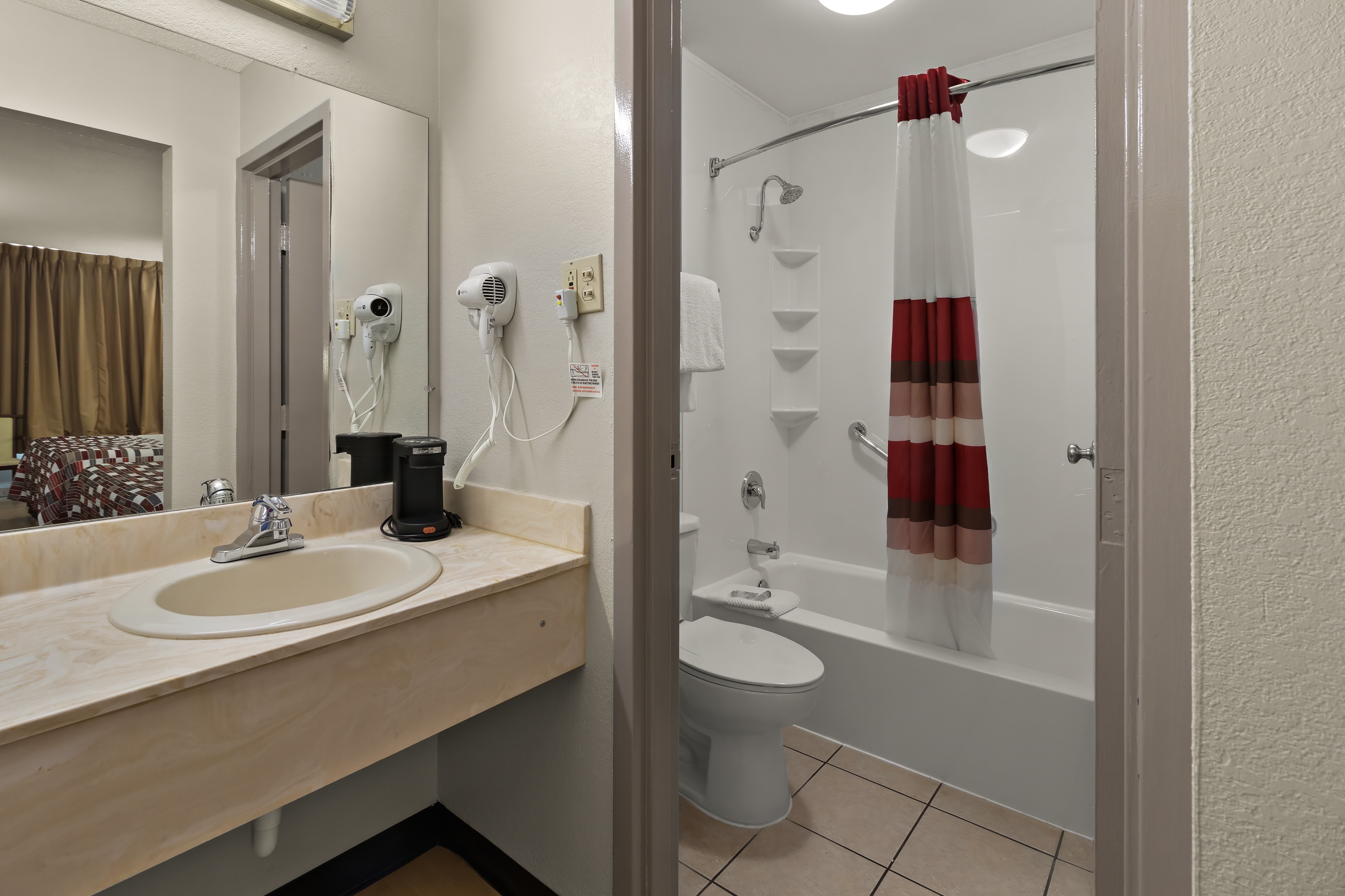 غرفة سوبيريور بسرير كينج، Red Roof Inn & Suites Cave City 6/6