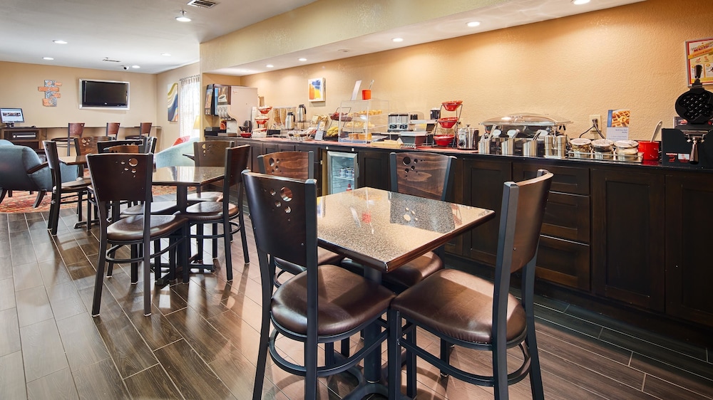 Best Western Cedar Inn 22/24