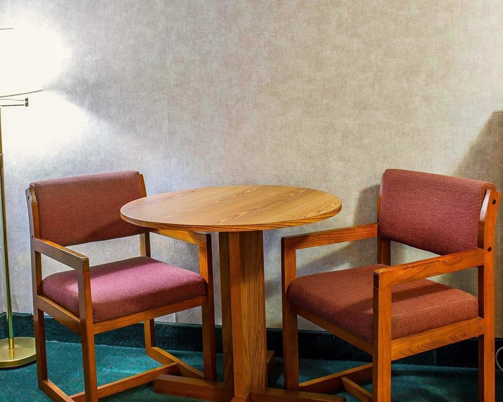 Days Inn by Wyndham Moosic 8/13