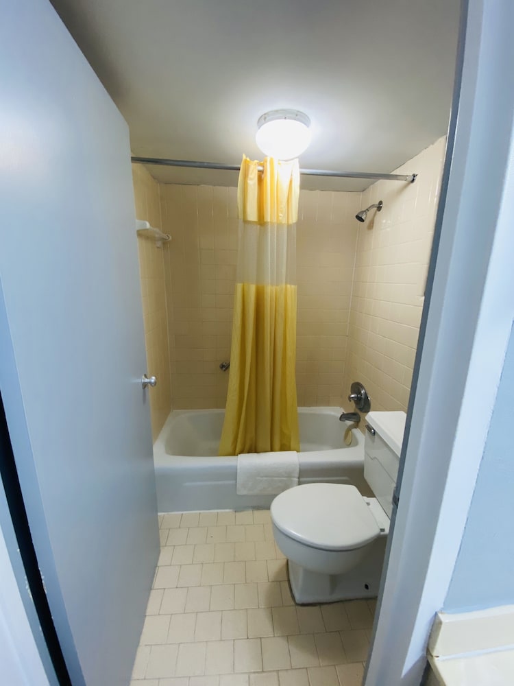 Travelers Place Inn & Suites 70/73