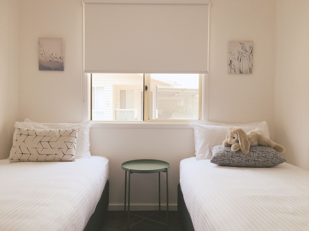 Nepean Shores Riverside Resort & Conference Centre 18/45