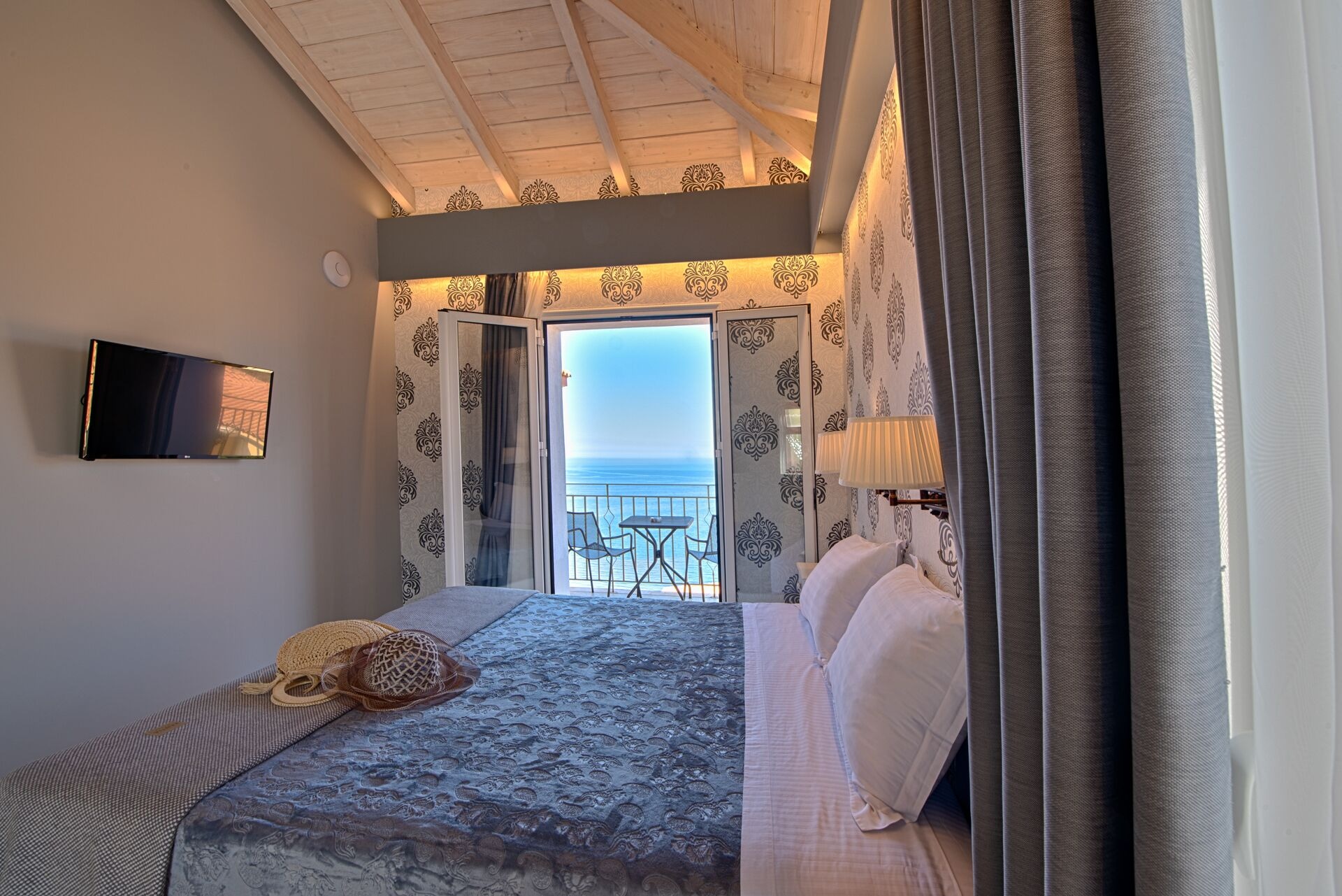 EXCLUSIVE, SUITE, QUEEN BED, SEA VIEW, CORNER