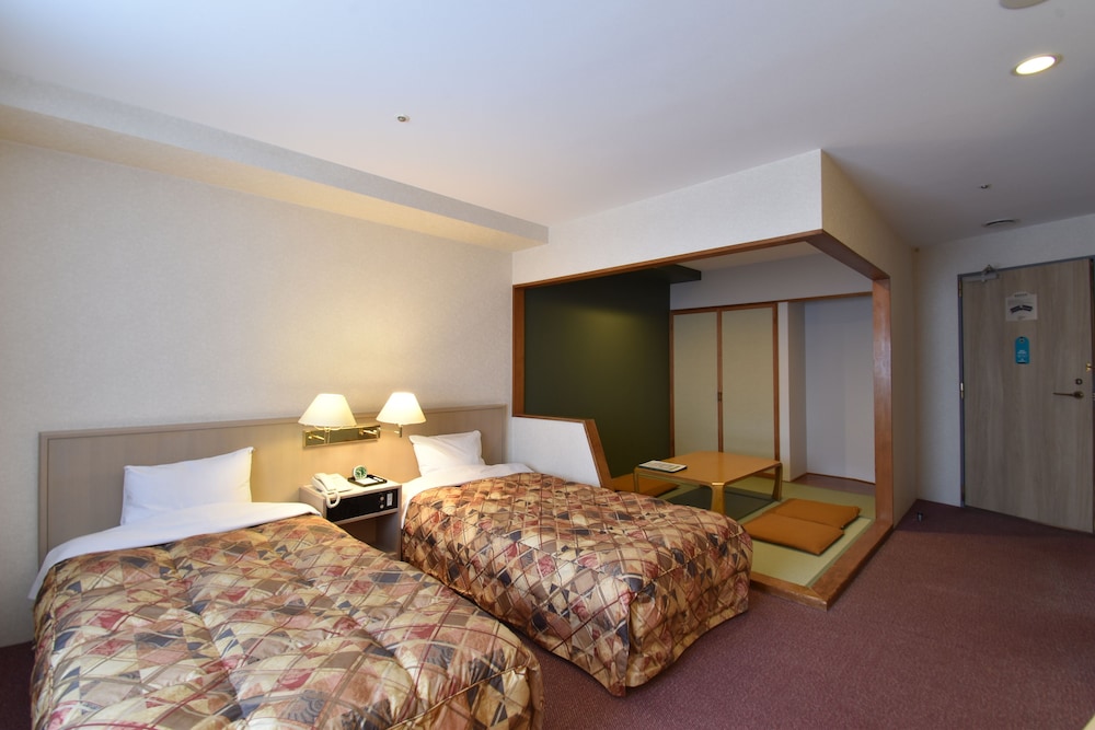 JAPANESE WESTERN, COMPACT, TWIN BEDS