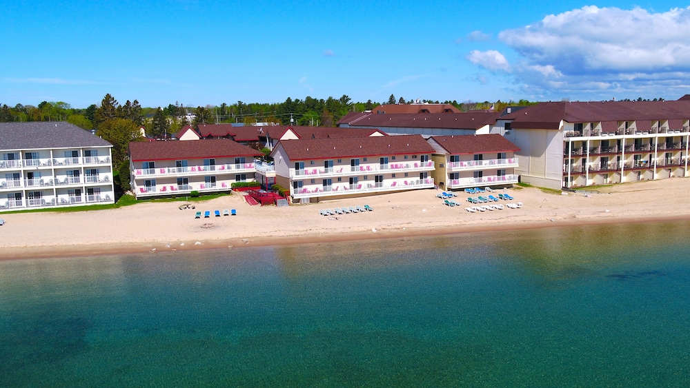 Super 8 by Wyndham Mackinaw City/Beachfront Area 6/25