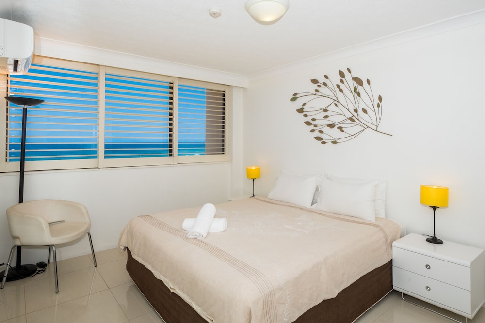 2 Bedrooms, Apartment, Queen and Twin Beds, Beach Front