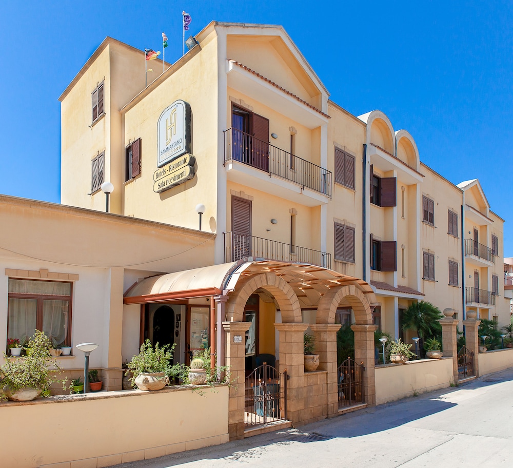 Sammartano Hotel 3/56