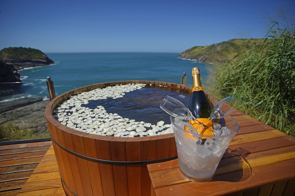 Cliffside Luxury Inn 23/48