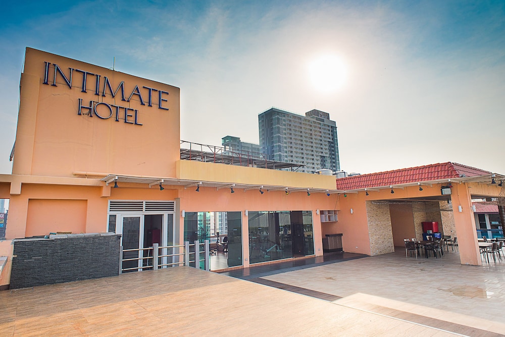 Intimate Hotel 8/62