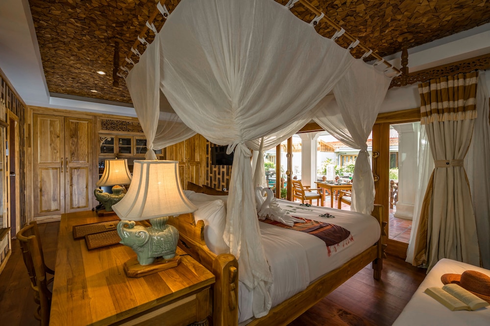 VILLA POOL ACCESS.