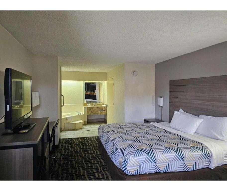 1 King Bed - Suite, Nsmk, Micfridge, Sofa-Bed