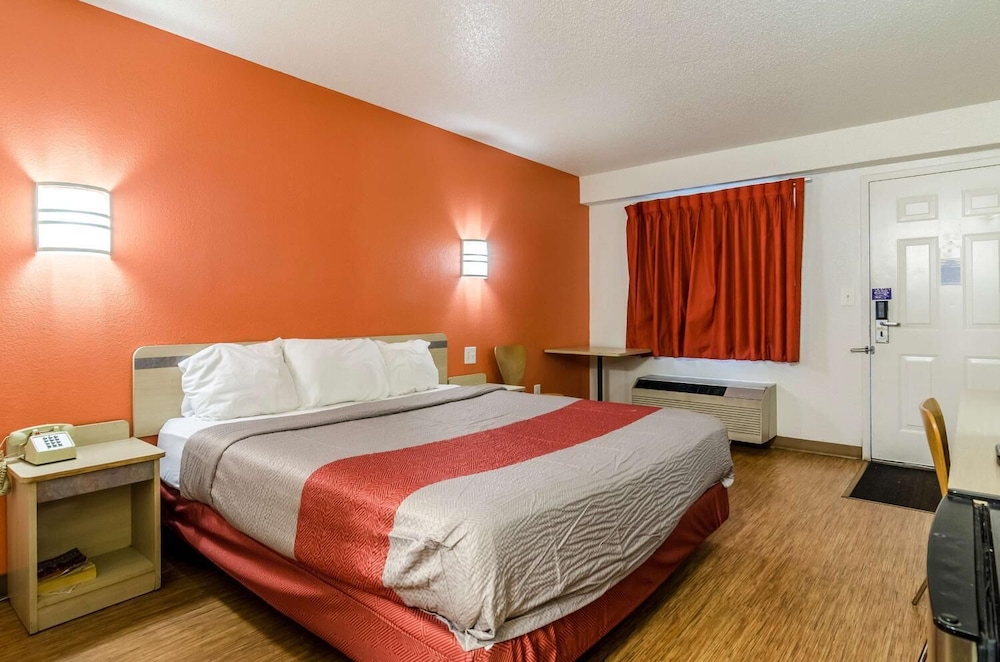Motel6 Warren, MI - Detroit East 25/54