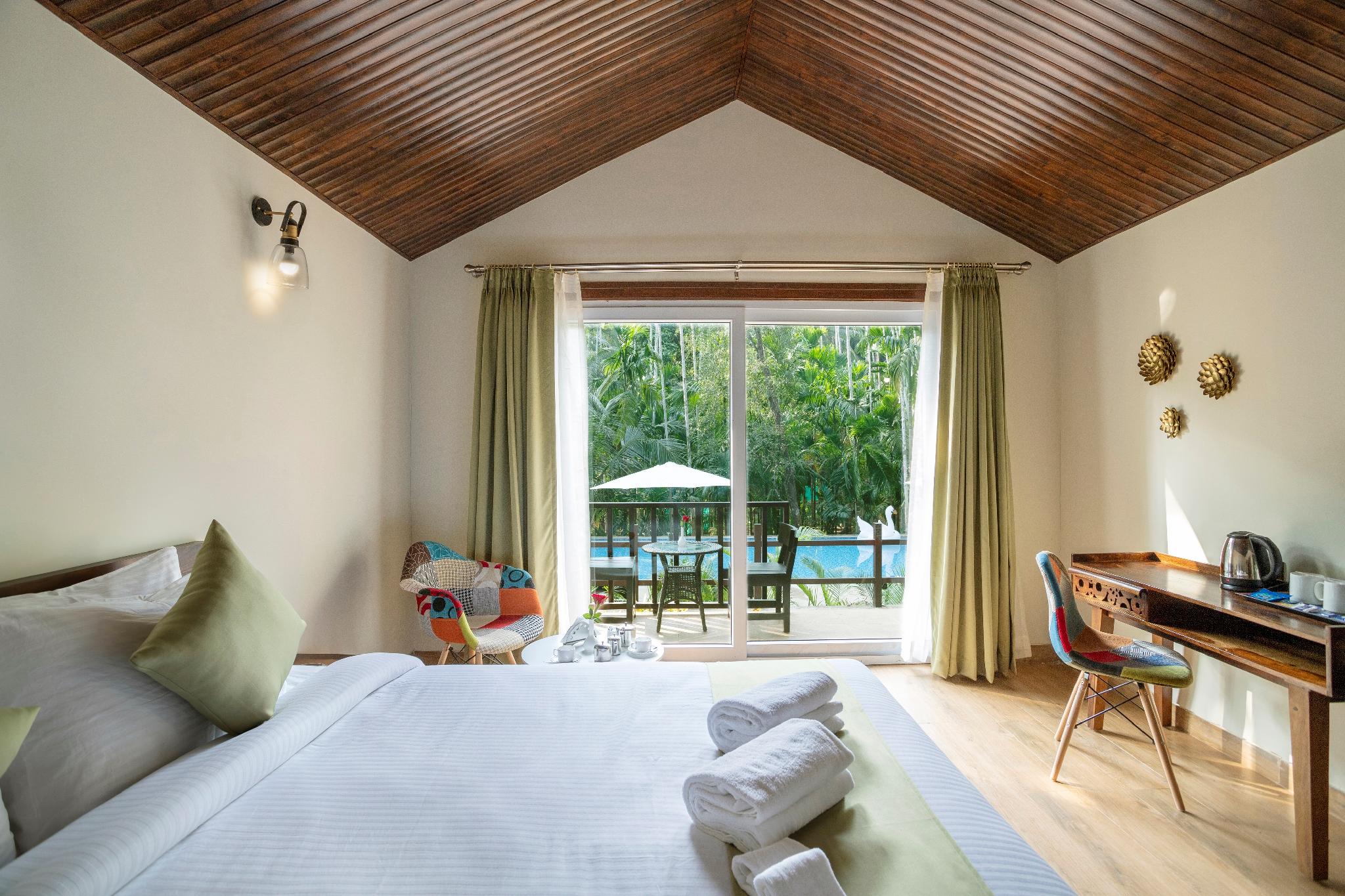Chalet, King Bed, Pool Front