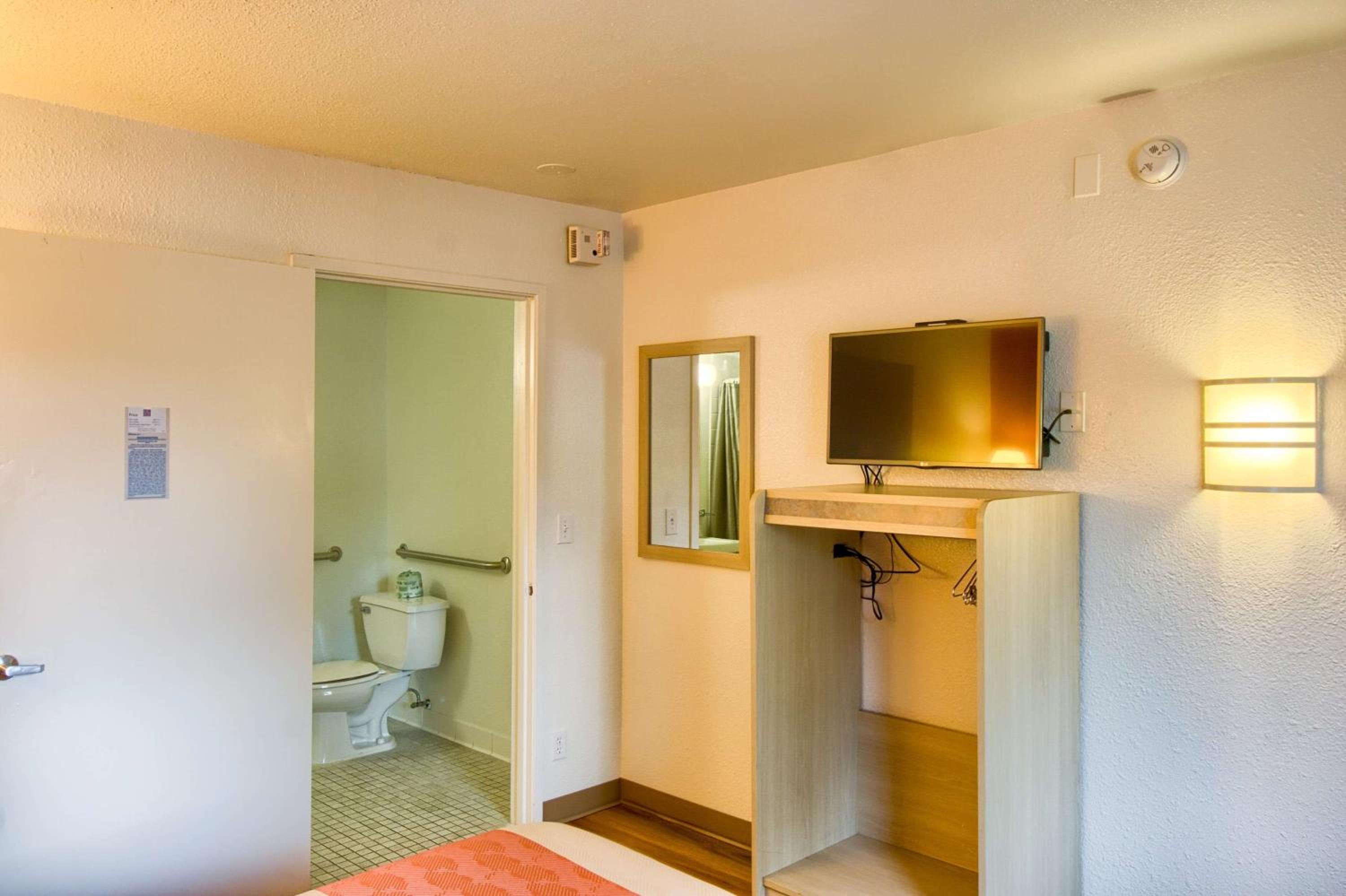 1 Full Bed ADA/RI Shower، Motel6 Everett, WA - North 7/10
