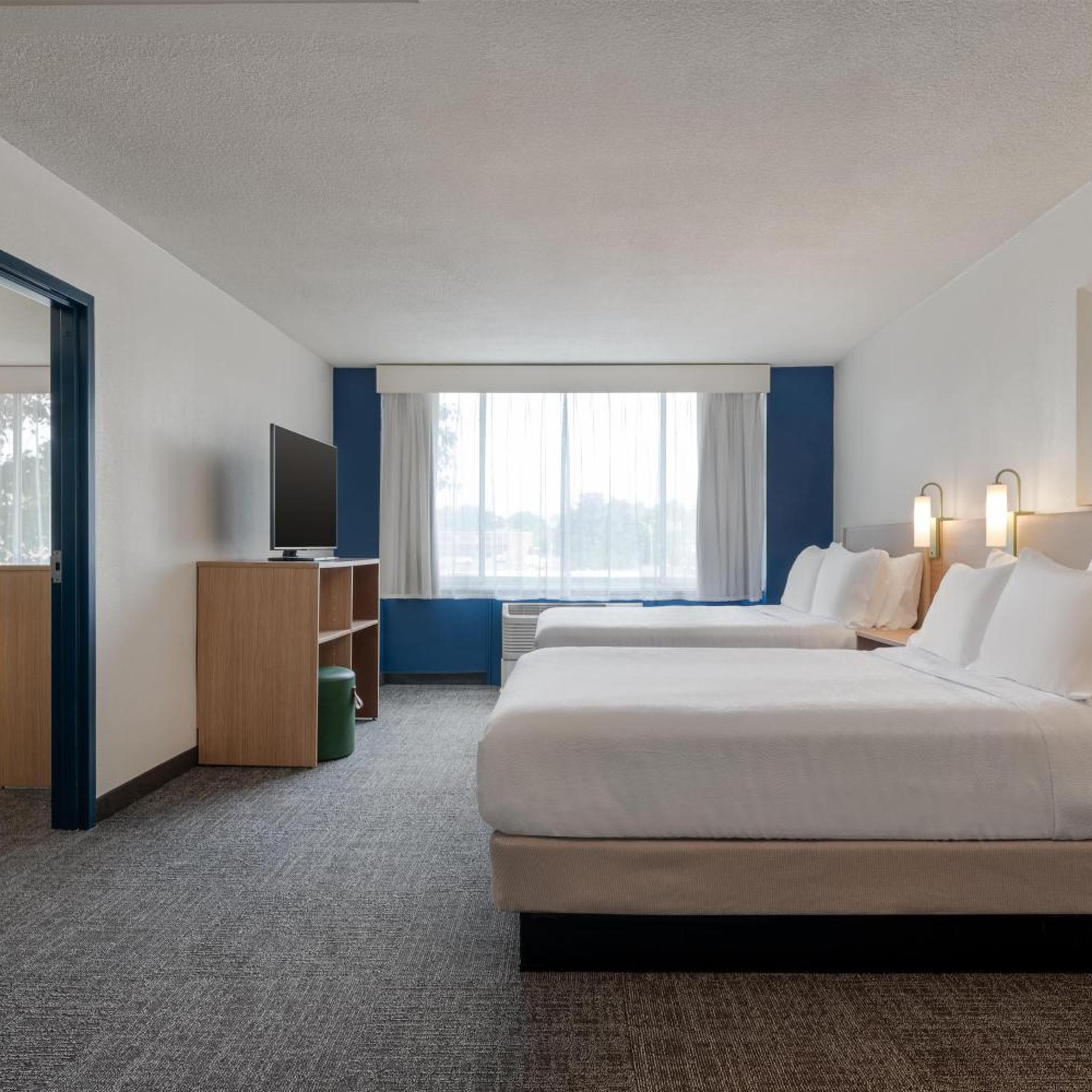 Suite, 2 Queen Beds, Sofa, Bathtub, Accessible