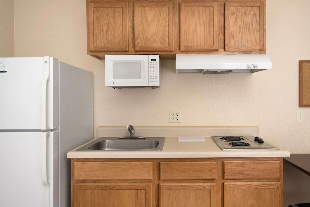WoodSpring Suites Kansas City Mission 34/36